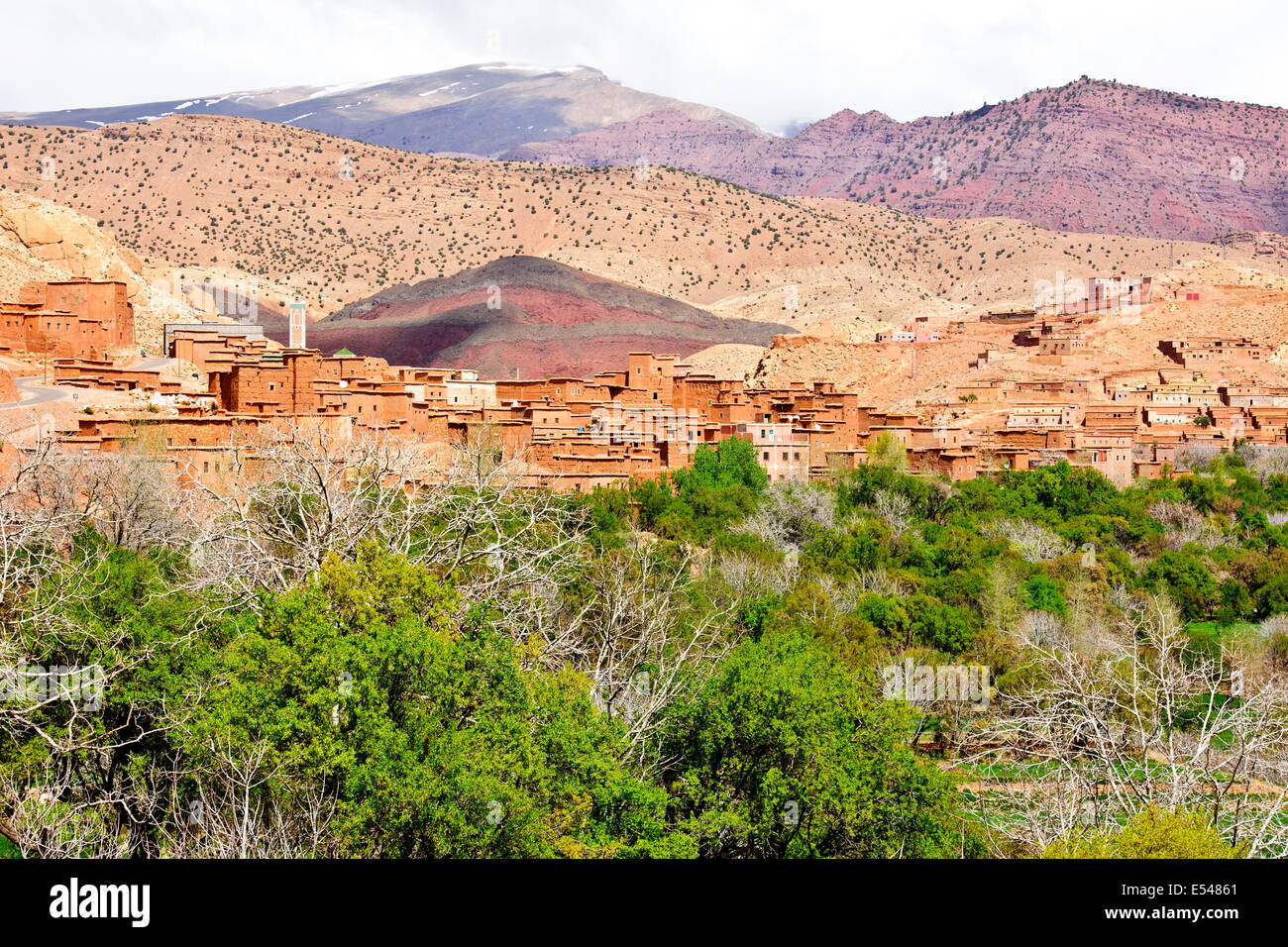 Kasbah anemiter, Asif ounila,près de aci bennhaddou,vallées fertiles vert, l'agriculture,noyer,pêchers en fleurs,Maroc Banque D'Images