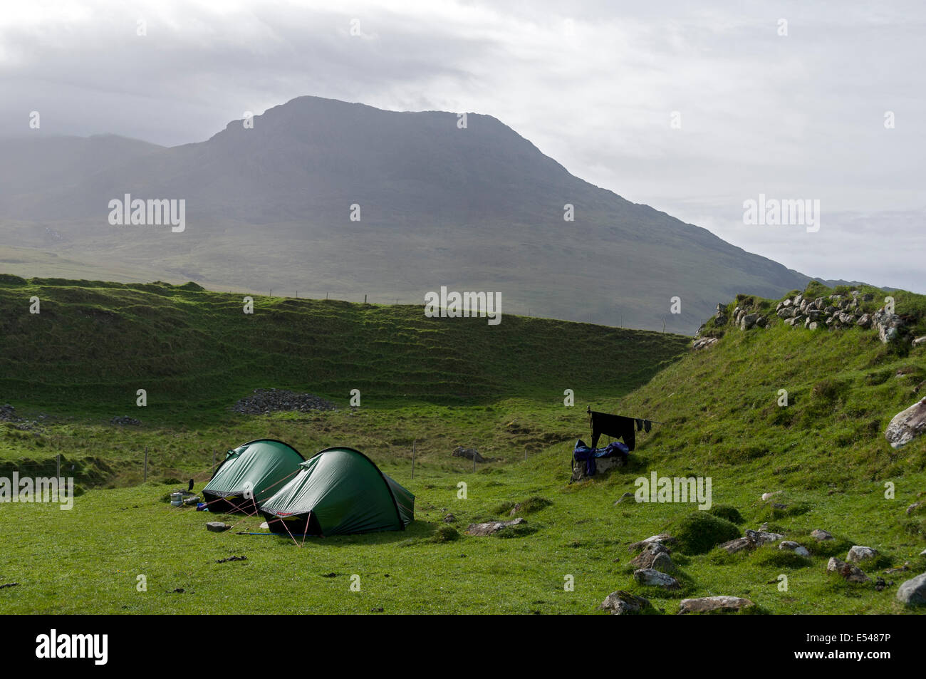 Deux Hilleberg Akto retour solo-emballage tentes à Harris Bay, à l'île de Rum, Ecosse, Royaume-Uni. Dans Ruinsival le rhum Cuillin hills derrière. Banque D'Images