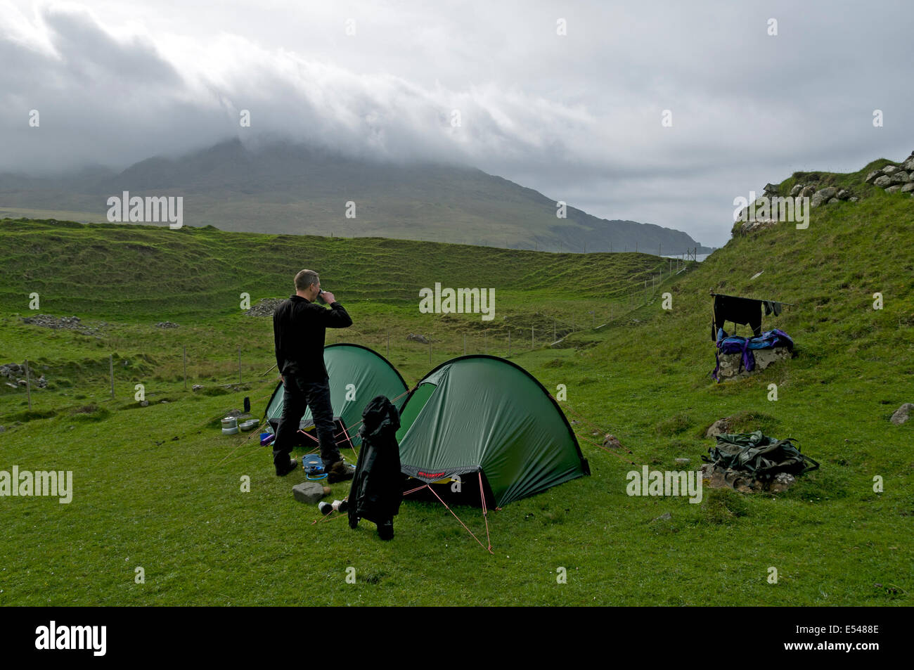 Deux Hilleberg Akto retour solo-emballage tentes à Harris Bay, à l'île de Rum, Ecosse, Royaume-Uni. Dans Ruinsival le rhum Cuillin hills derrière. Banque D'Images