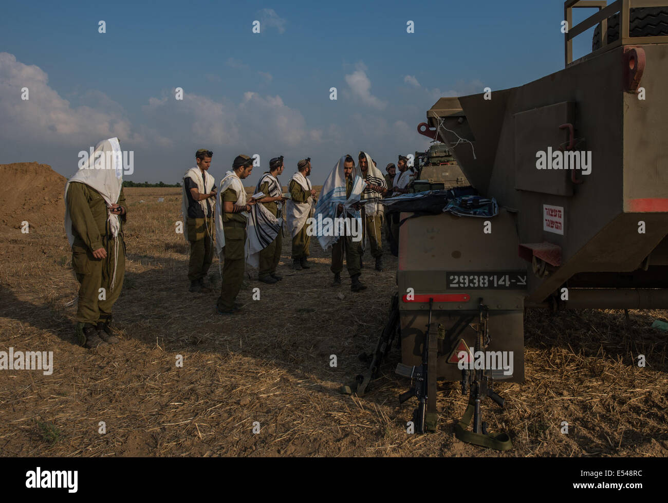 Israël. 20 juillet, 2014. Des soldats israéliens prier dans le sud d'Israël près de la frontière avec Gaza, le 20 juillet 2014. Israël a repris les bombardements de Gaza, à moins d'une heure dans la trêve humanitaire temporaire le dimanche, disant que le feu était en réponse à la poursuite de feu par le Hamas. Crédit : Li Rui/Xinhua/Alamy Live News Banque D'Images
