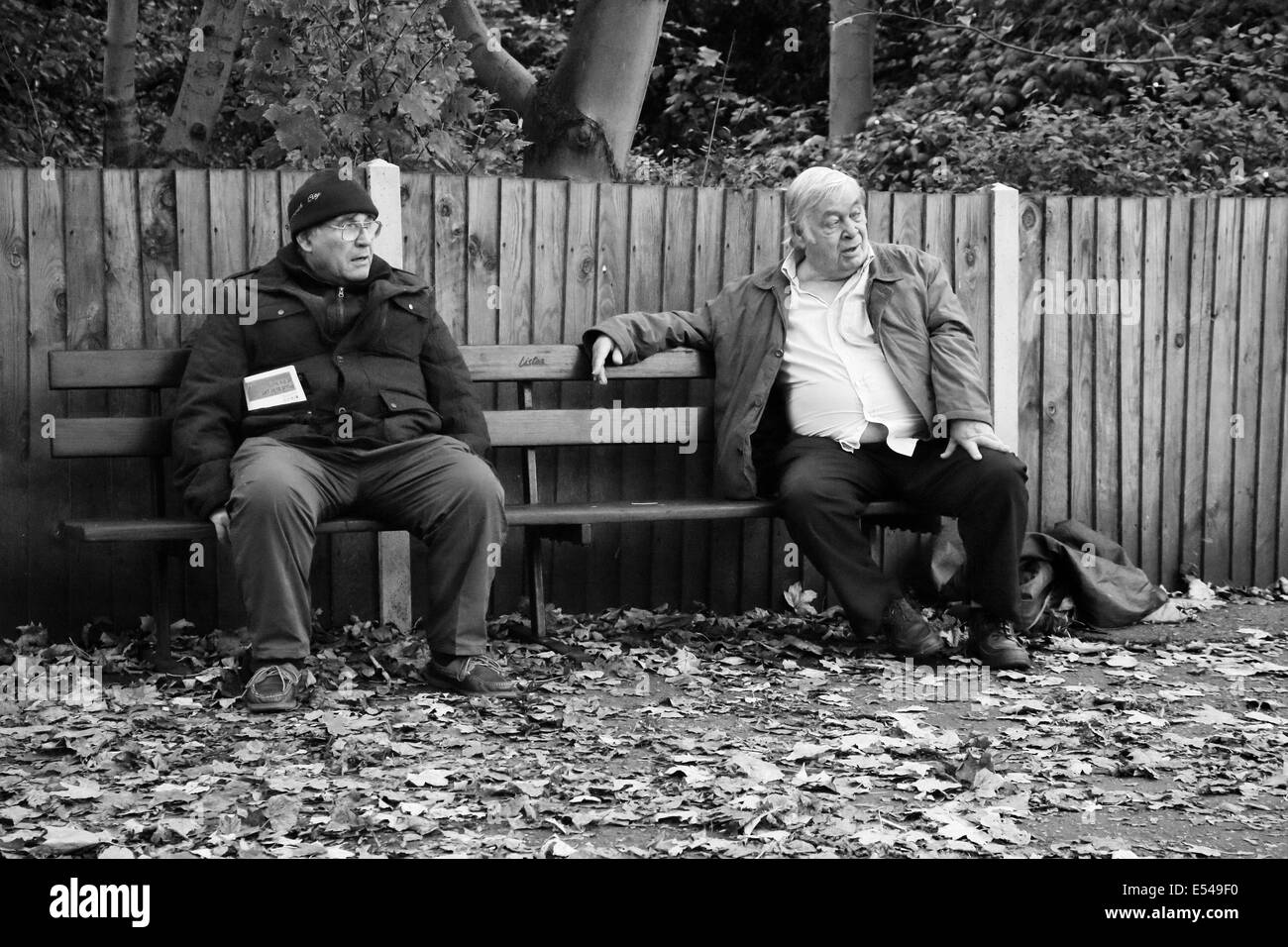 Deux hommes âgés assis sur un banc. Banque D'Images