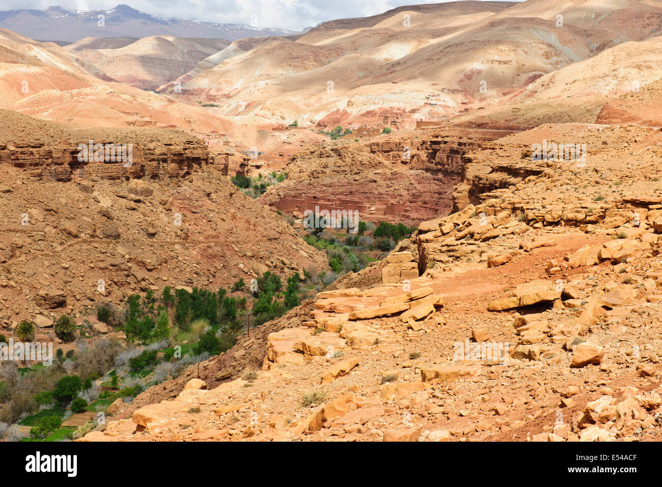 Canyons,palmeraies,palmiers,annonces,noix,agricole,région montagneuse asif ounila ounila,rivière,village river bed,Maroc Banque D'Images