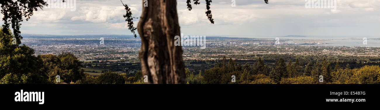 Vue panoramique sur la ville de Dublin à partir de Killakee dans les montagnes de Dublin. L'Irlande. À partir de la couture 9 photos dans photoshop. Banque D'Images