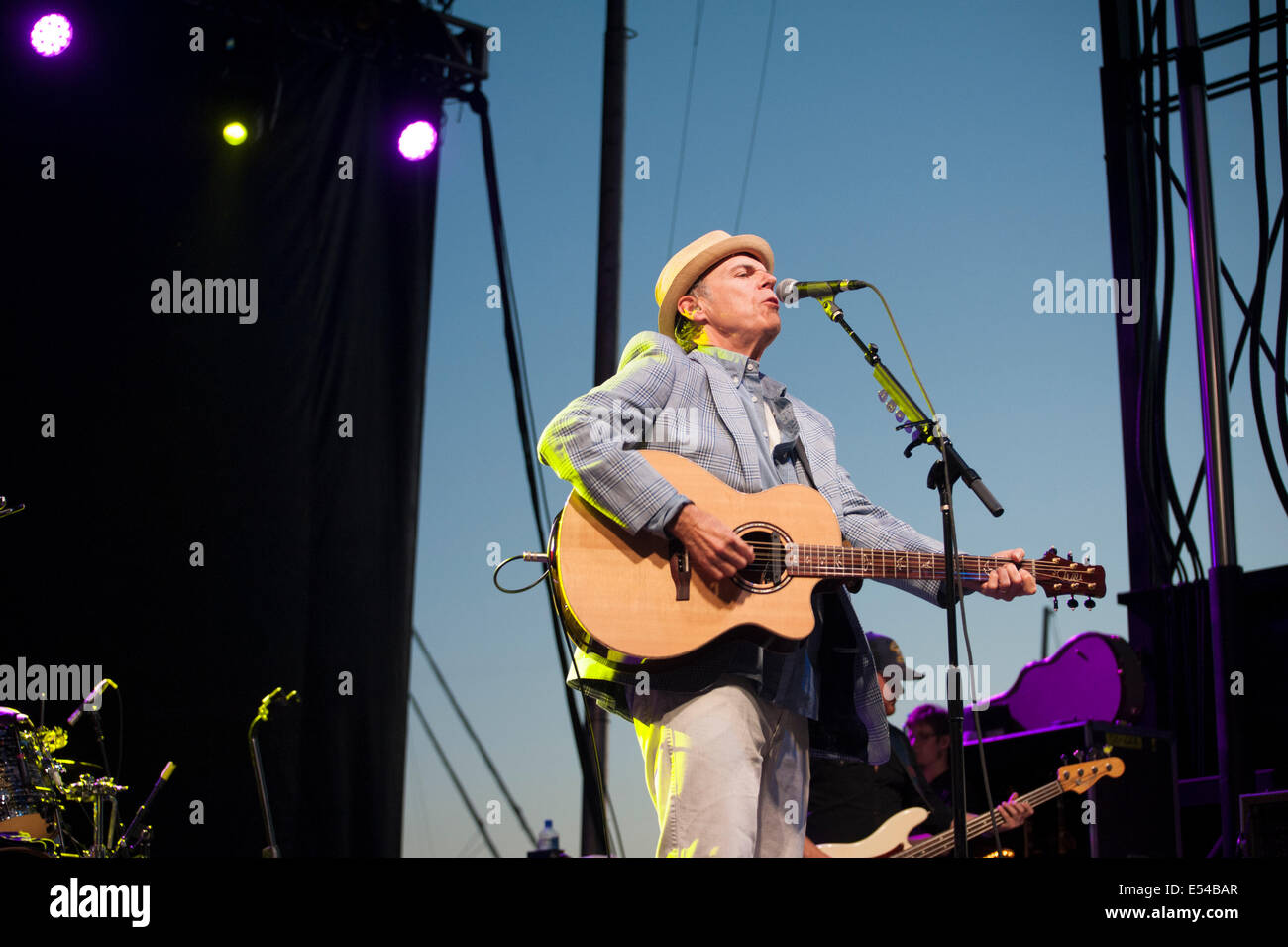 John Hiatt, un rock guitariste, pianiste, chanteur et auteur-compositeur, l'exécution à l'Hudson Lowdown Blues Festival à Manhattan. Banque D'Images