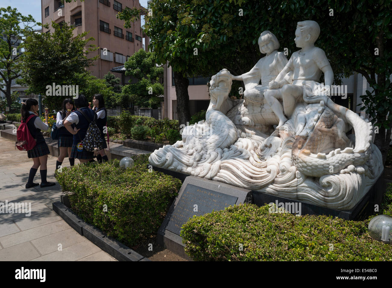 Sculpture dans Nakashimagawa le parc près de la Megane Spectacles Bridge, Nagasaki, Japon Banque D'Images