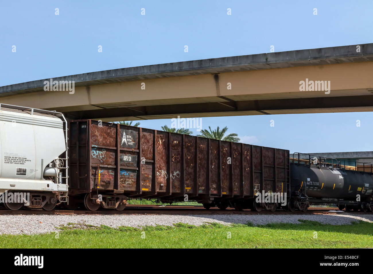 Des wagons de chemin de fer rouille chargé, assis sur une voie de garage près du Fort Lauderdale, Floride, USA. Banque D'Images