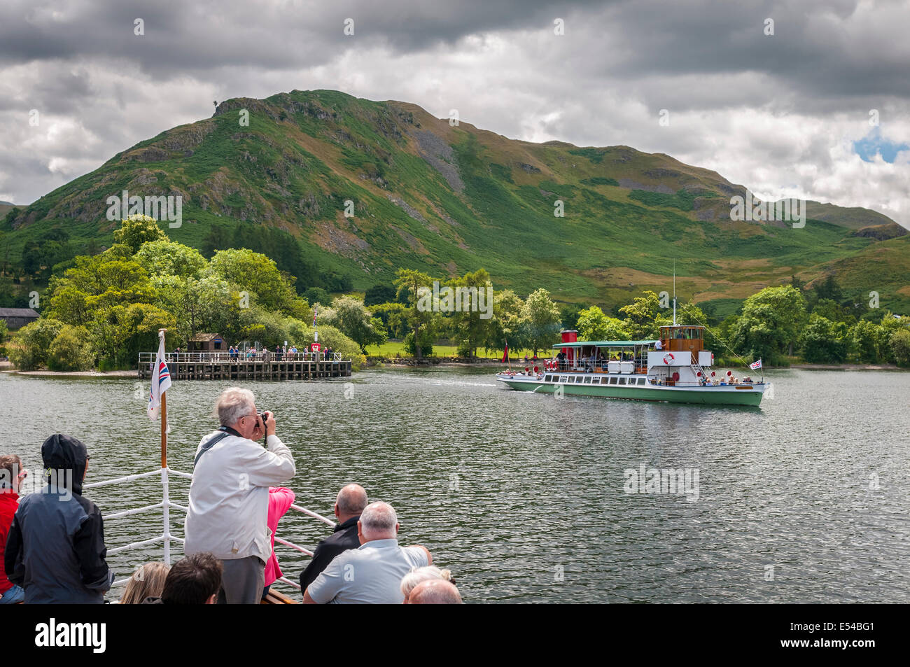 Ullswater Cumbria au nord ouest de l'Angleterre. Le bateau à vapeur à Howtown Raven. Banque D'Images