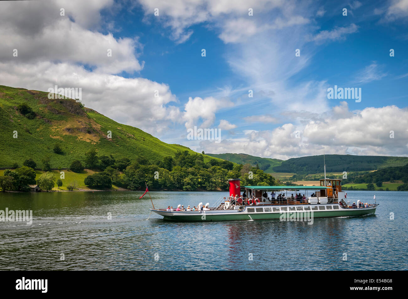 Ullswater Cumbria au nord ouest de l'Angleterre. Le bateau à vapeur à Howtown Raven. Banque D'Images