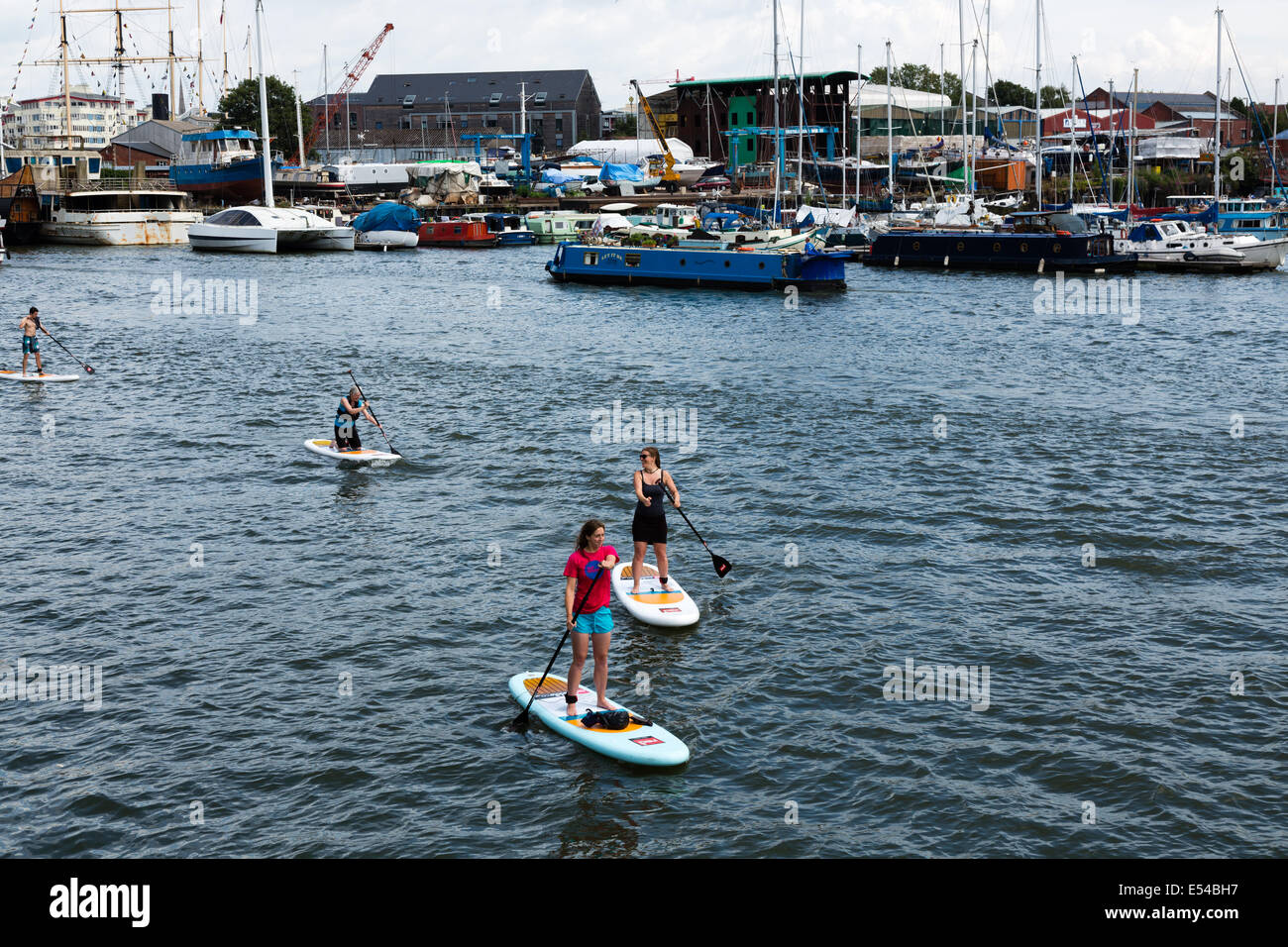Bristol, Royaume-Uni. 20 juillet, 2014. Stand Up Paddleboards sont l'un des plus de nouvelles façons de profiter de la Bristol Harbour Festival Crédit : Rob Hawkins/Alamy Live News Banque D'Images