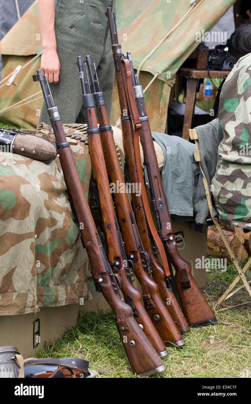 Assault Riffles alignés sur une reconstitution militaire camping Banque D'Images