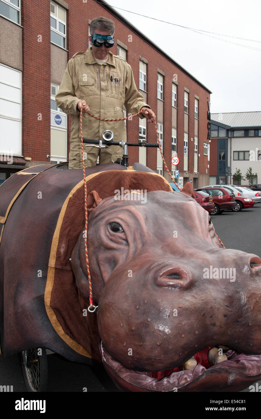 Hieronymus le mal hippo et son accompagnateur au Festival de juillet de Fleetwood, cet événement a eu lieu pour la première fois le 1985, et depuis est devenu une institution de Fleetwood, avec un défilé, des spectacles de théâtre de rue, des défilés et des ateliers dans le centre-ville.L'année dernière, 70,000 visiteurs sont venus à Fleetwood pour cette magnifique journée de détente en famille. Banque D'Images