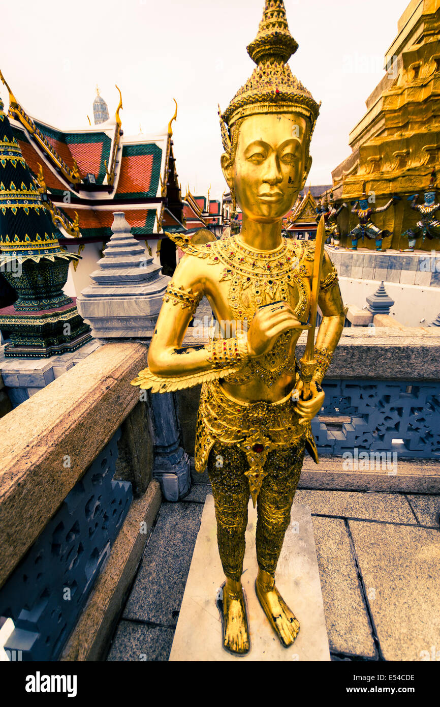 Statue d'un kinnara. Wat Phra Keo ou Temple du Bouddha d'Émeraude. Grand Palais. Bangkok, Thaïlande, Asie. Banque D'Images