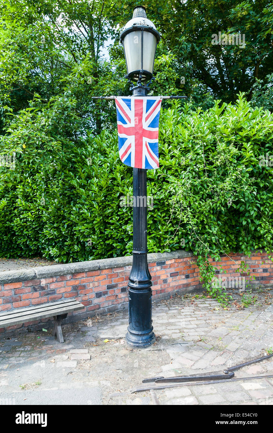 Telford, Royaume-Uni de Blists hill Victorian street light avec union jack flag accrochée à elle. Banque D'Images