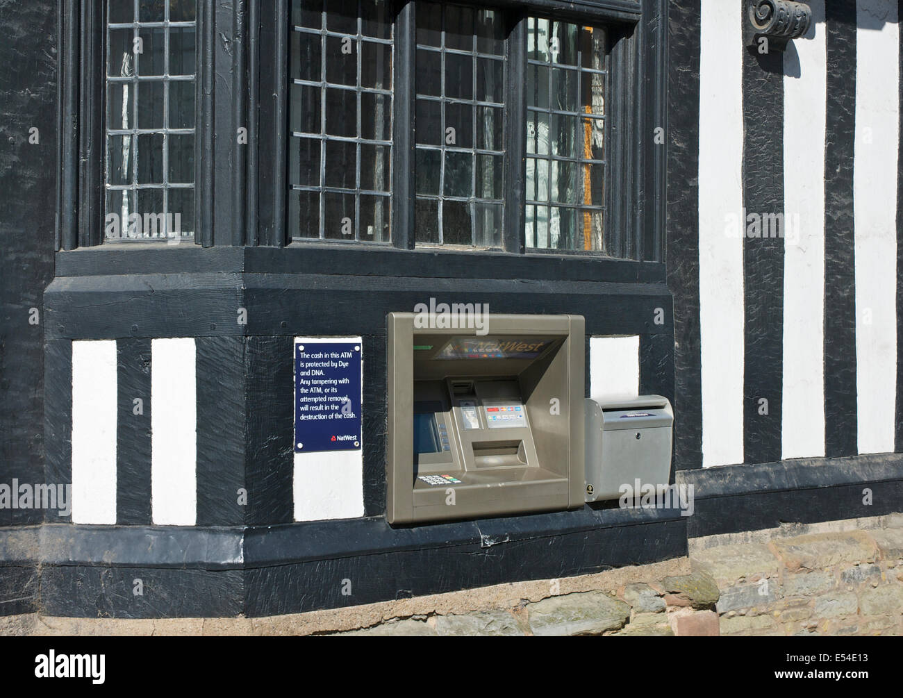 Distributeur automatique de bâtiment à colombages, Ludlow, Shropshire, England UK Banque D'Images