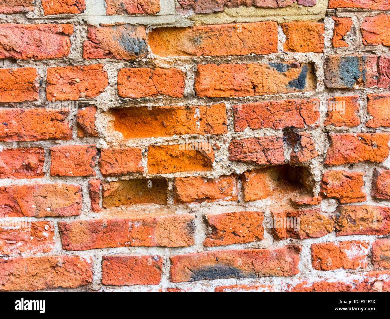Un mur de brique rouge flamande Bond météo gravement endommagées par le gel ou l'écaillage par utilisation de briques underfired Banque D'Images