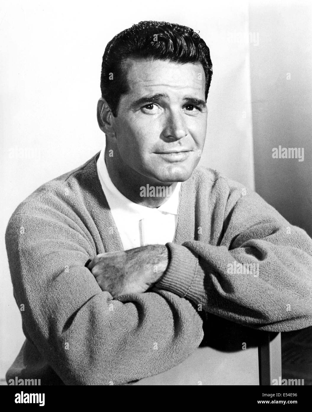 Oklahoma USA indigènes et vétéran de l'Armée JAMES GARNER, une star de cinéma et de télévision légendaire, est décédé à l'âge de 86 ans à son domicile de Los Angeles. 19 juillet, 2014. Garner a obtenu de nombreux prix pour son travail au fil des ans, y compris deux Emmy Awards (15 nominations), une nomination à l'oscar du 'Romance, ' un Screen Actors' Guild lifetime achievement award et trois Golden Globe Awards (12 nominations).Ê Il laisse derrière lui sa femme Lois et sa fille Greta. Photo - c. 1960 - Los Angeles, Californie, États-Unis - James Garner shoot photo. © SMP/Globe Photos/ZUMAPRESS.com/Alamy Live News Banque D'Images