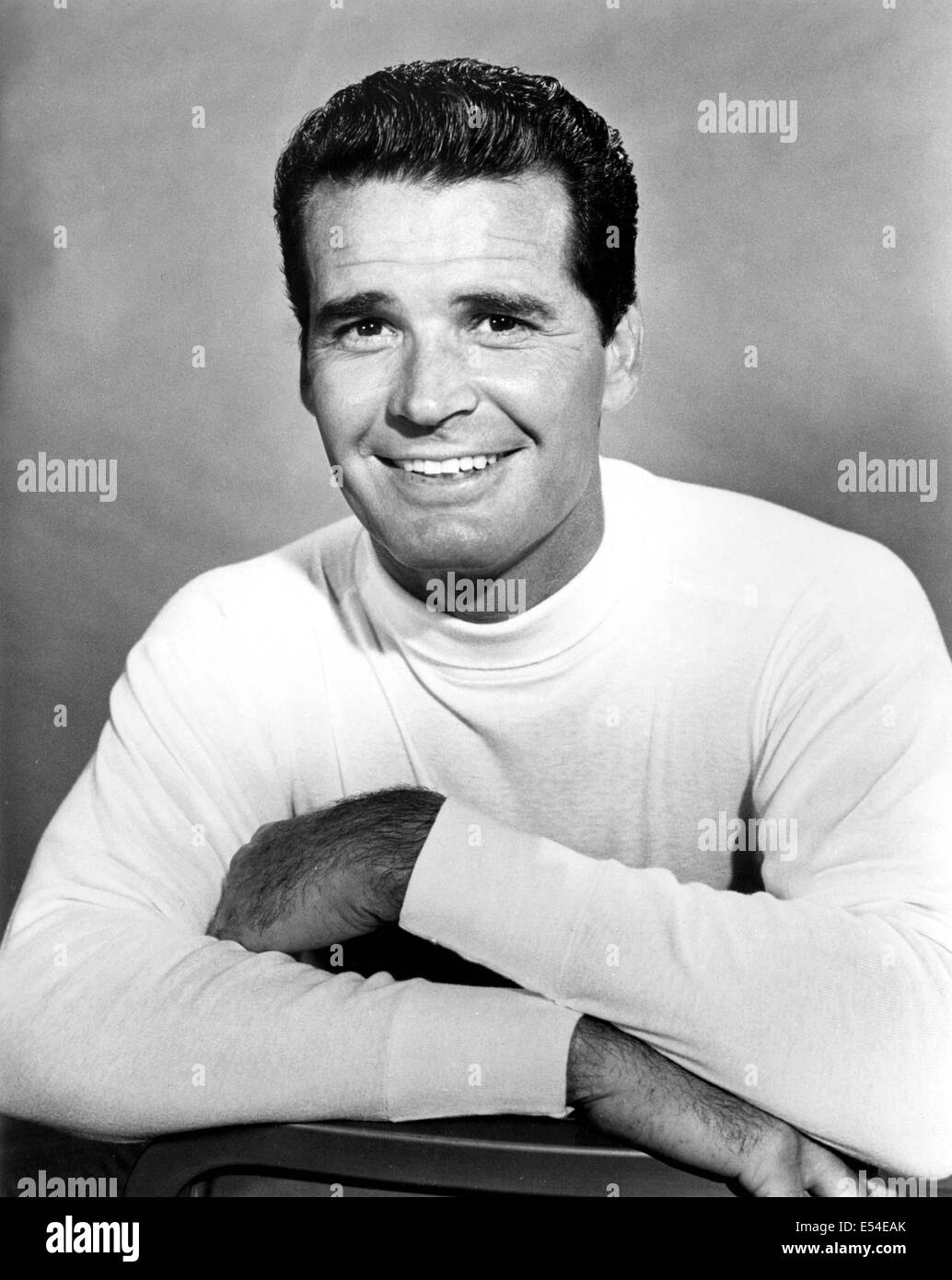 Oklahoma USA indigènes et vétéran de l'Armée JAMES GARNER, une star de cinéma et de télévision légendaire, est décédé à l'âge de 86 ans à son domicile de Los Angeles. 19 juillet, 2014. Garner a obtenu de nombreux prix pour son travail au fil des ans, y compris deux Emmy Awards (15 nominations), une nomination à l'oscar du 'Romance, ' un Screen Actors' Guild lifetime achievement award et trois Golden Globe Awards (12 nominations).Ê Il laisse derrière lui sa femme Lois et sa fille Greta. Photo - c. 1960 - Los Angeles, Californie, États-Unis - James Garner shoot photo. © SMP/Globe Photos/ZUMAPRESS.com/Alamy Live News Banque D'Images