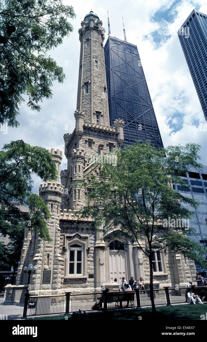 Le quartier historique de Chicago Water Tower a été construit de la pierre calcaire en 1869 pour retenir l'eau du lac Michigan pour combattre les incendies dans le centre-ville de Chicago, Illinois, USA. Banque D'Images