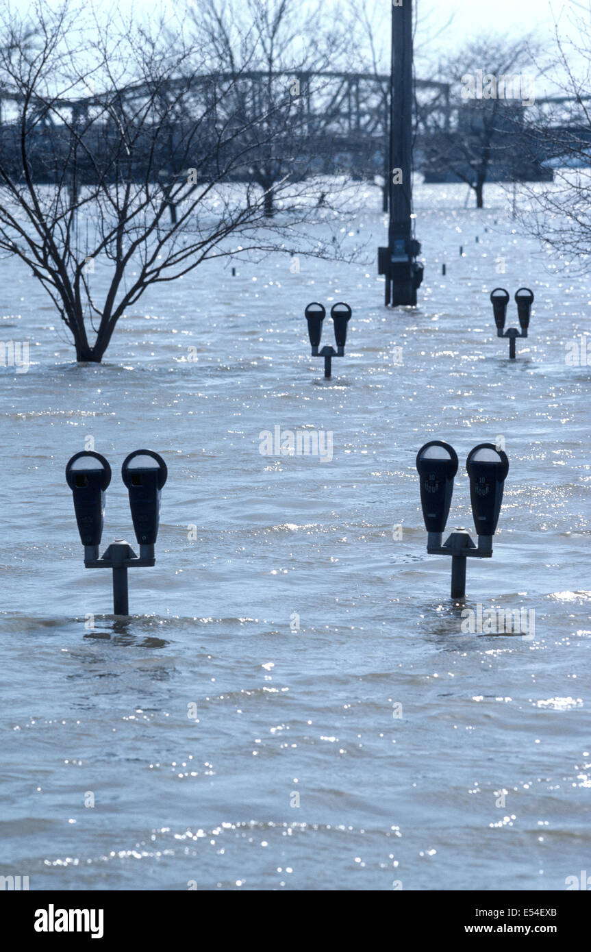 Après les fortes pluies de 1979, la rivière Illinois inondations rues voisines et menace de plonger les parcomètres au centre-ville de Peoria, Illinois, USA. Banque D'Images