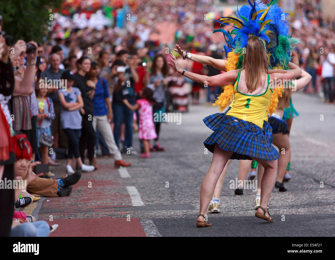 Edinburgh, Ecosse, Royaume-Uni. 20 juillet, 2014. Carnaval 2014 Festival. Carnival artistes du haut de la Butte à l'extrémité ouest de Princes Street. Credit : Pako Mera/Alamy Live News Banque D'Images