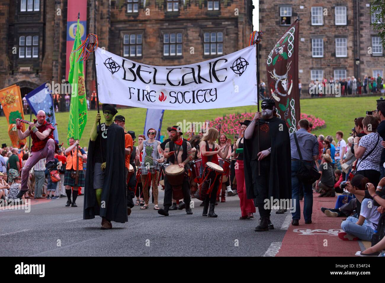 Edinburgh, Ecosse, Royaume-Uni. 20 juillet, 2014. Carnaval 2014 Festival. Carnival artistes du haut de la Butte à l'extrémité ouest de Princes Street. Credit : Pako Mera/Alamy Live News Banque D'Images