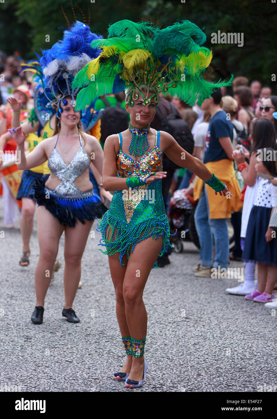 Edinburgh, Ecosse, Royaume-Uni. 20 juillet, 2014. Carnaval 2014 Festival. Carnival artistes du haut de la Butte à l'extrémité ouest de Princes Street. Credit : Pako Mera/Alamy Live News Banque D'Images