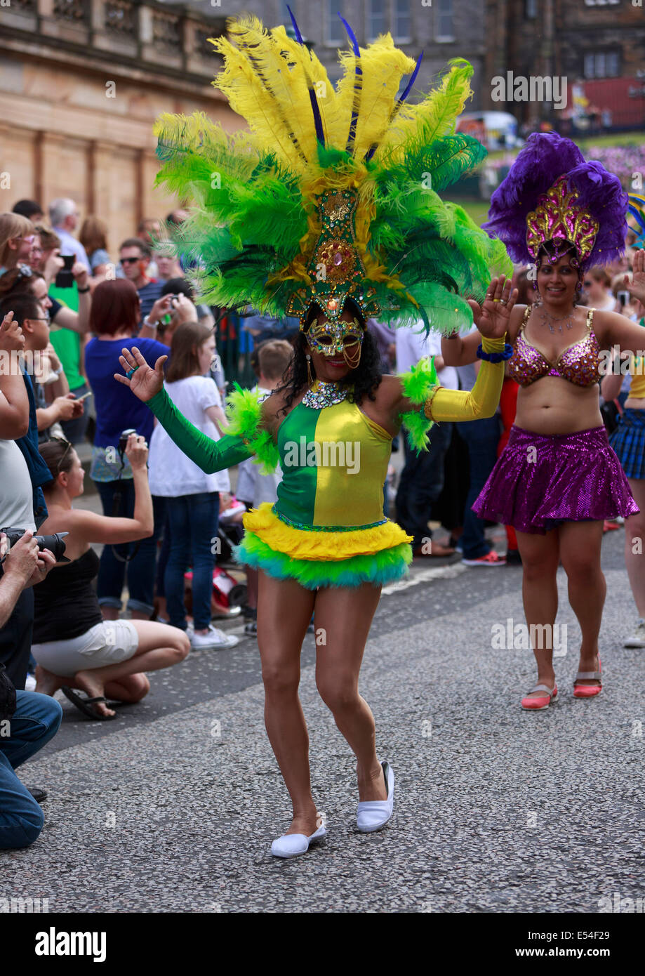 Edinburgh, Ecosse, Royaume-Uni. 20 juillet, 2014. Carnaval 2014 Festival. Carnival artistes du haut de la Butte à l'extrémité ouest de Princes Street. Credit : Pako Mera/Alamy Live News Banque D'Images