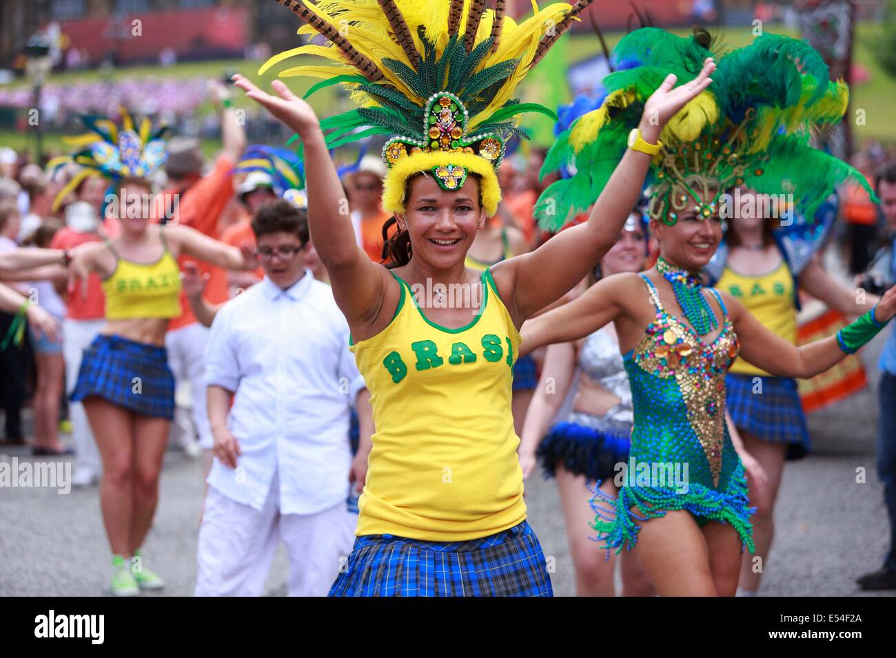 Edinburgh, Ecosse, Royaume-Uni. 20 juillet, 2014. Carnaval 2014 Festival. Carnival artistes du haut de la Butte à l'extrémité ouest de Princes Street. Credit : Pako Mera/Alamy Live News Banque D'Images