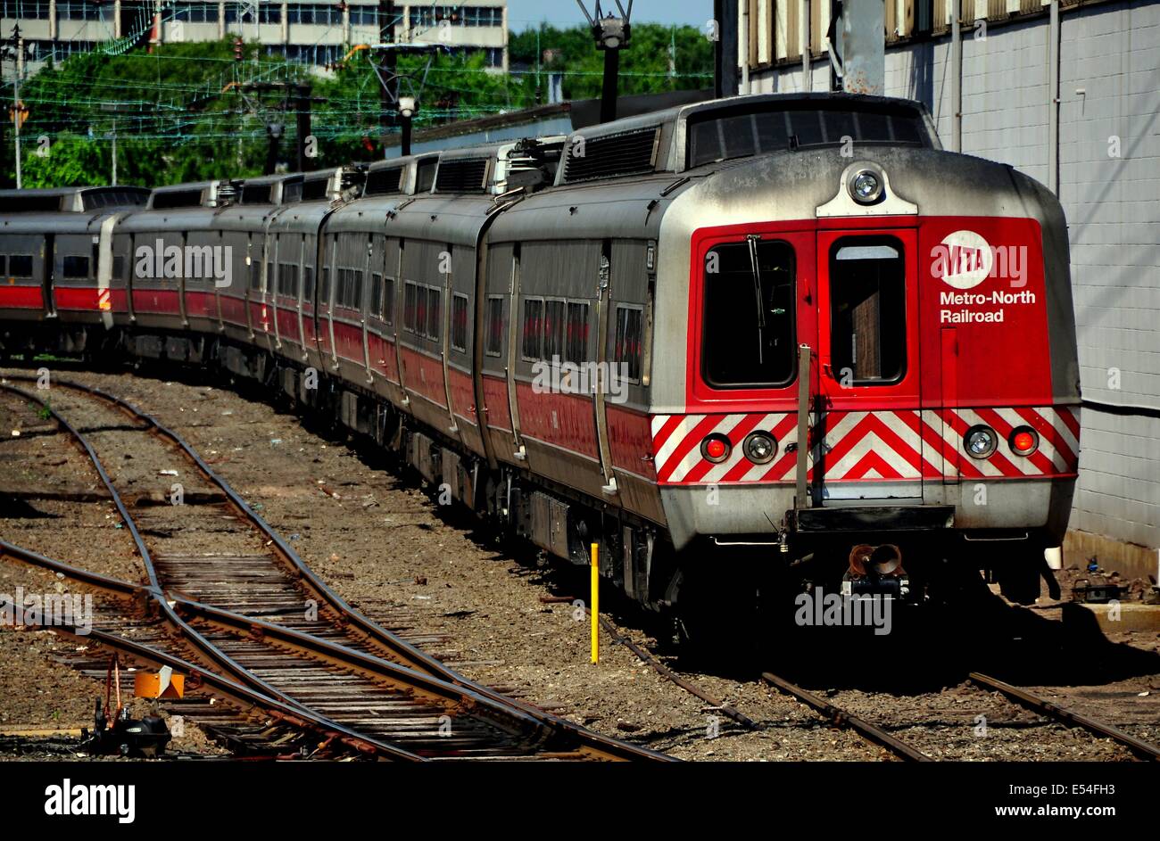 NEW HAVEN, Connecticut : UN MTA Metro-North commuter train passant à  travers l'approche des gares de train la gare Union de New Haven Photo  Stock - Alamy