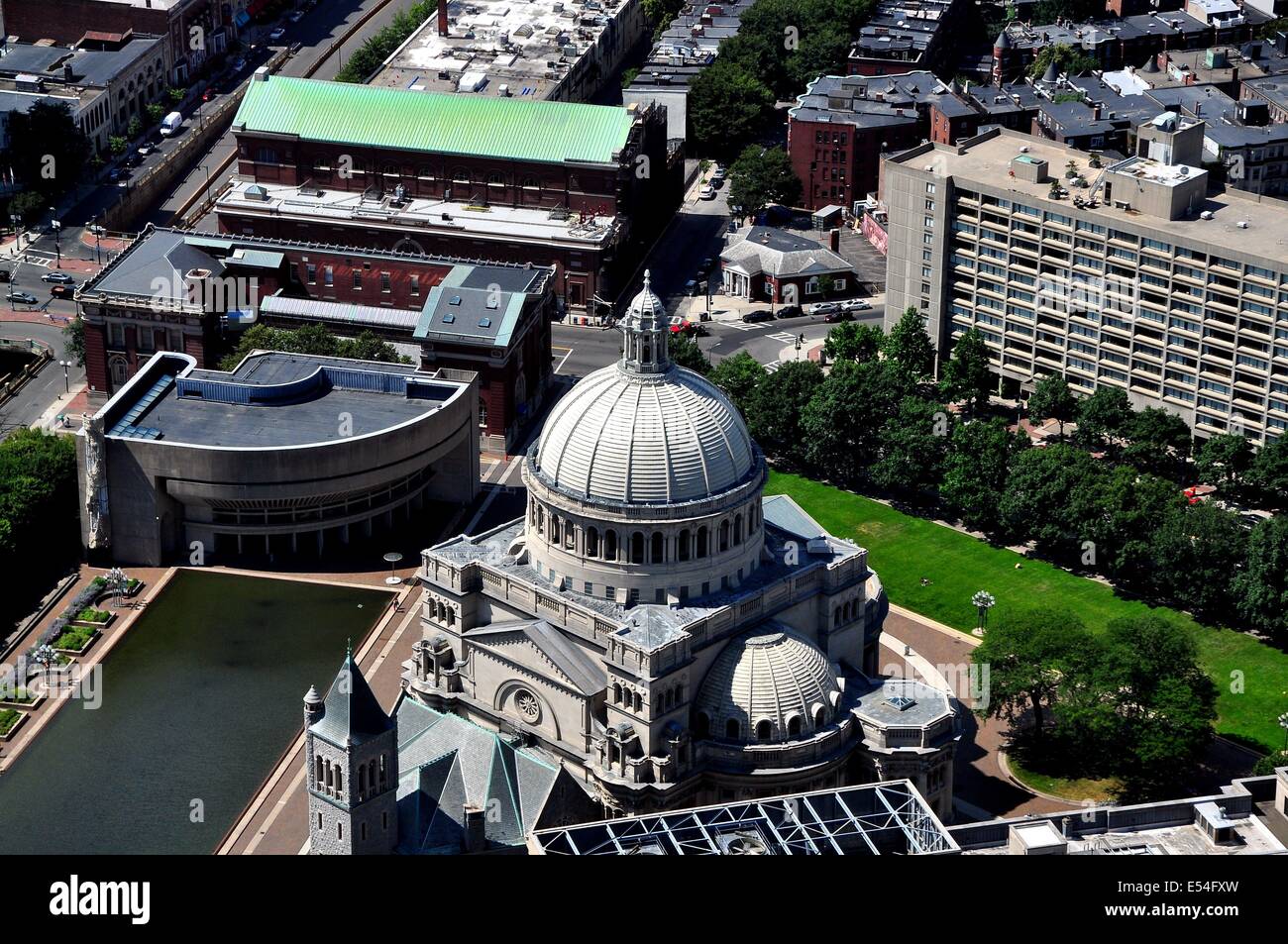 BOSTON, MASSACHUSETTS : Vue de l'Église mère de la Science chrétienne, avec son imposante coupole et Symphony Hall Banque D'Images