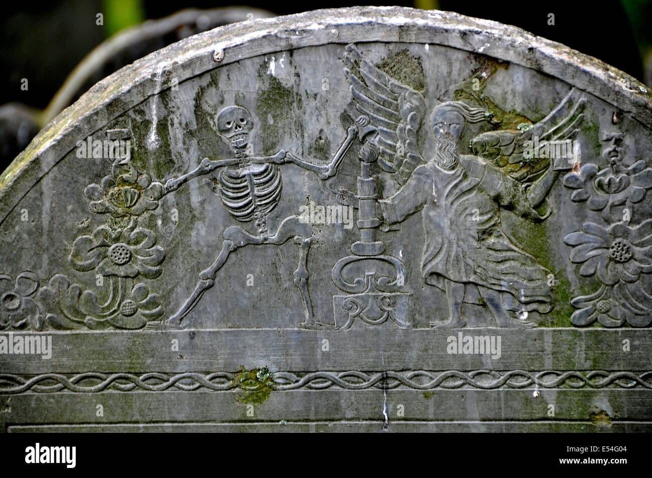 BOSTON, MASSACHUSETTS : 18e siècle pierre tombale avec bas-relief représentant la danse de la mort dans la chapelle du roi burial ground Banque D'Images
