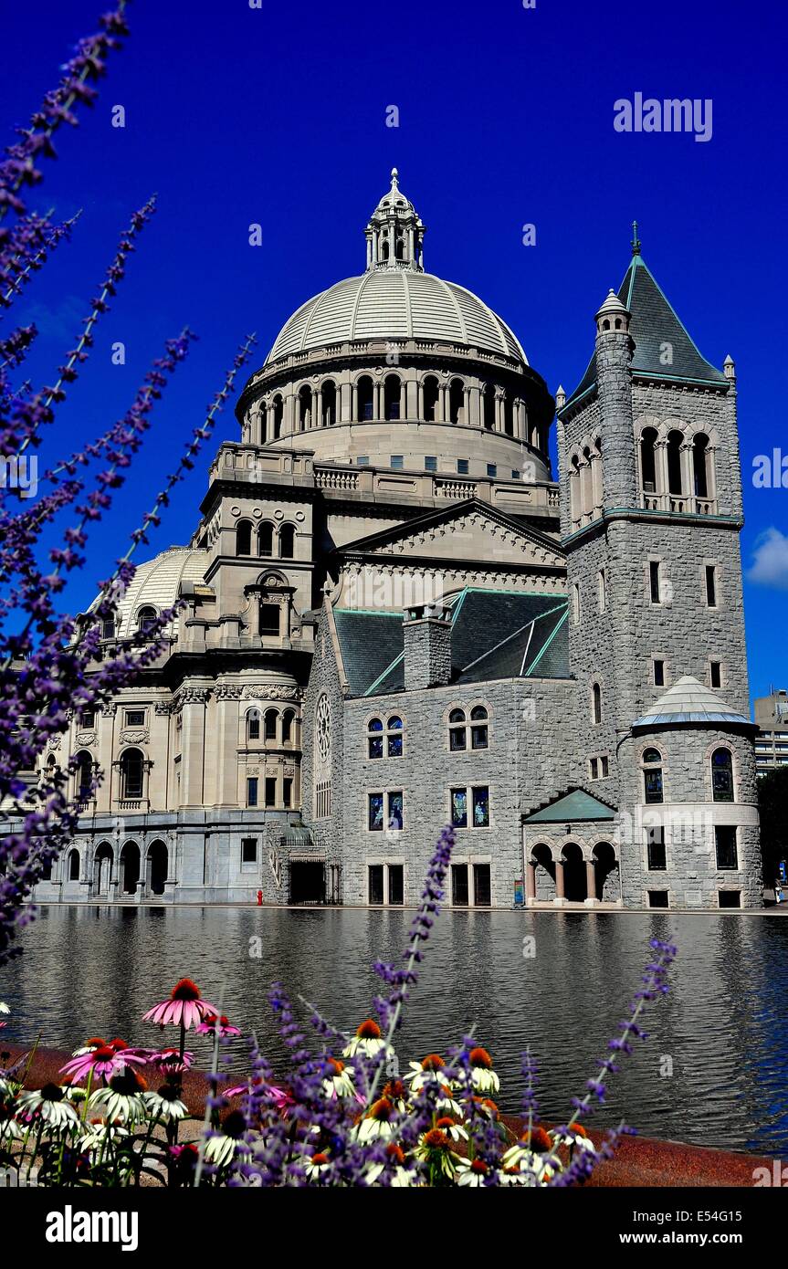 BOSTON, MASSACHUSETTS : La Science Chrétienne Église Mère et miroir d'eau * Banque D'Images
