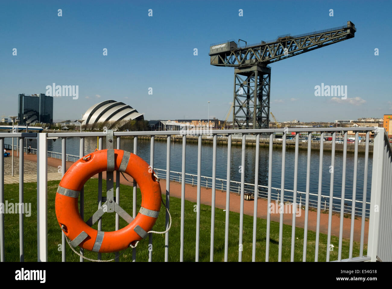 Le centre-ville de Glasgow surplombant la rivière Clyde et à des monuments dont l'Finnieston Crane. Banque D'Images