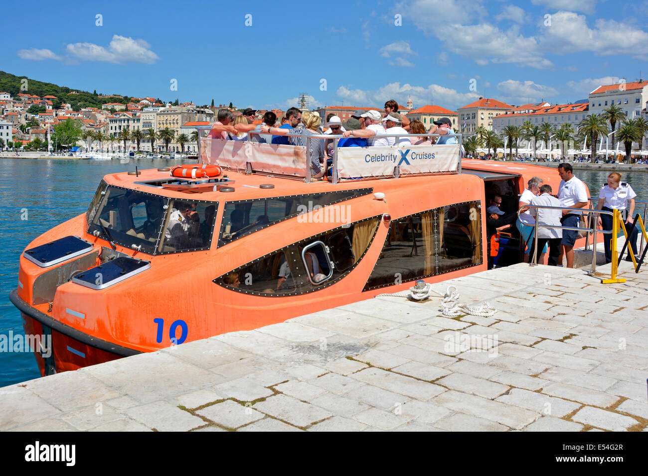 Touristes hors Celebrity Cruises bateau de croisière arrivant dans les navires bateau de sauvetage tendre à Split port jetée & front de mer Croatie Dalmatie Mer Adriatique Europe Banque D'Images