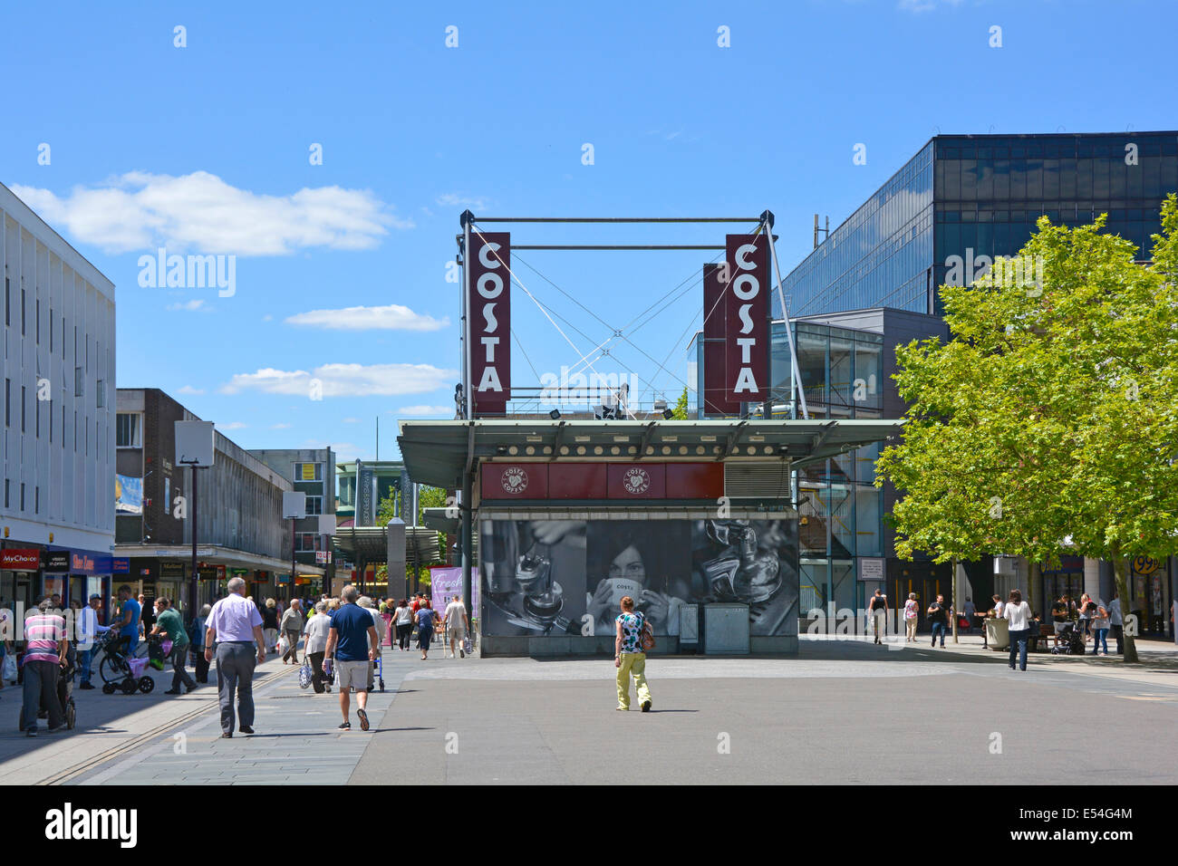 Café Costa et signes locaux au centre commercial Square dans le centre