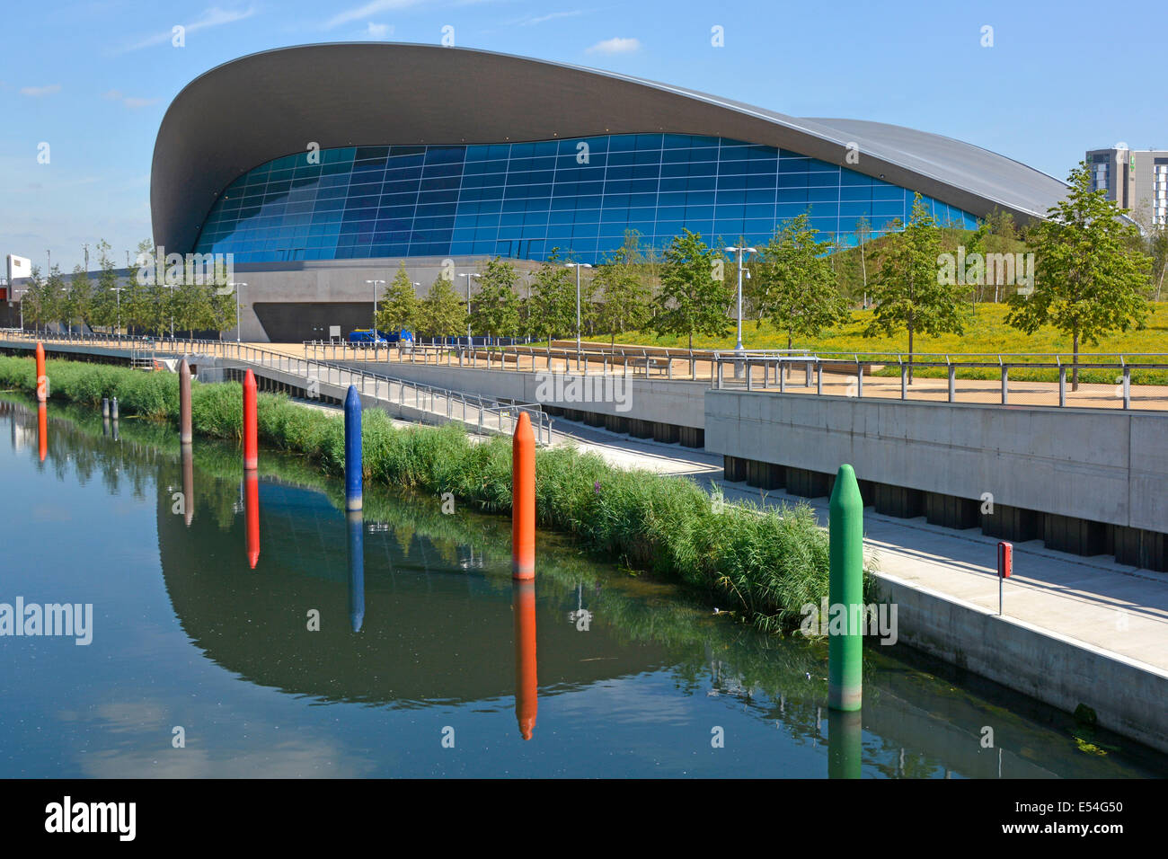 Waterworks River Reflections & Waterside Aquatics Center toit par architecte Zaha Hadid au Parc olympique de la Reine Elizabeth Stratford Newham est Londres, Royaume-Uni Banque D'Images