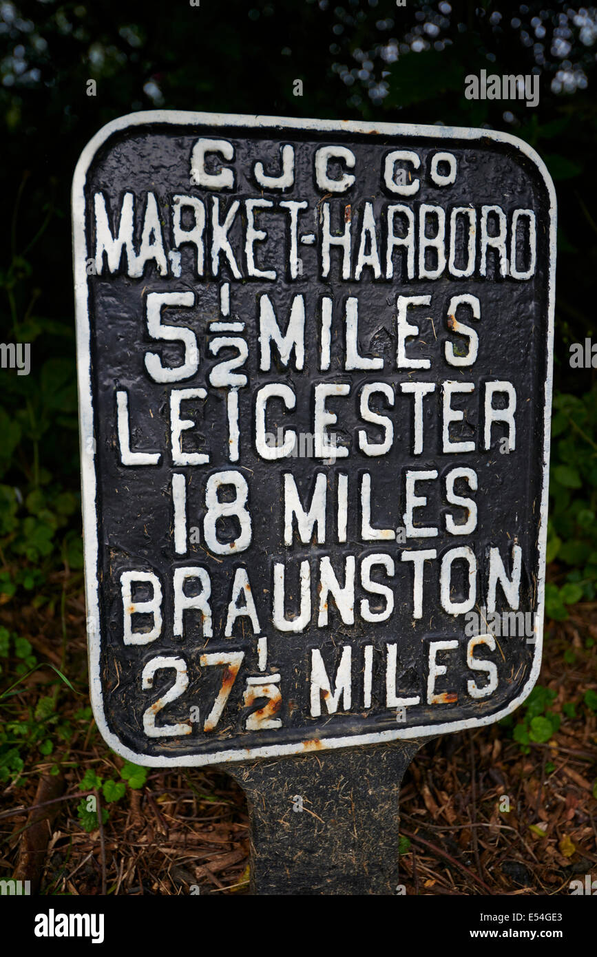 Panneau indiquant la distance à Leicester, Market Harborough et Braunston Foxton Locks Market Harborough Leicestershire UK Banque D'Images