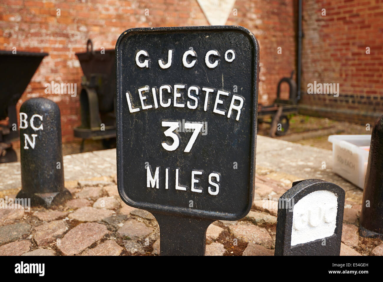 Inscrivez-vous à l'extérieur du Musée montrant la distance à Leicester Foxton Locks Market Harborough Leicestershire UK Banque D'Images
