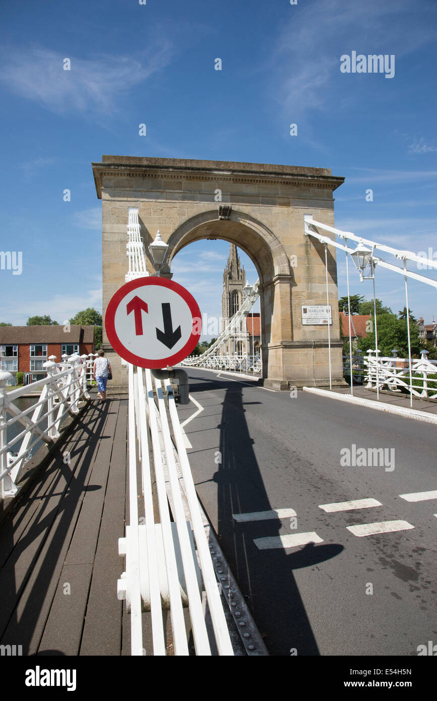 All Saints Church et Marlow Bridge un pont suspendu qui traverse la Tamise Buckinghamshire UK Banque D'Images