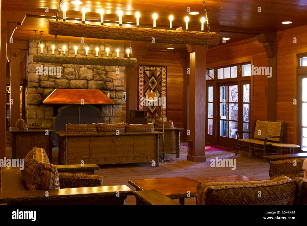 Intérieur rustique de l'Ouest y compris cabine historique cheminée et lampes journal Banque D'Images