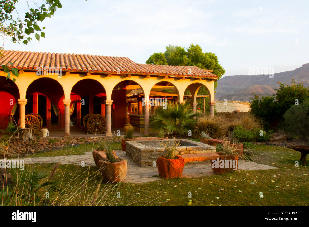 Hacienda ou la cour dans sud-ouest américain au lever du soleil Banque D'Images