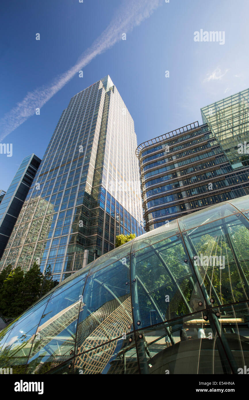 Les banques du Canary Wharf, London, UK et le Canary Wharf Docklands Light Railway station. Banque D'Images