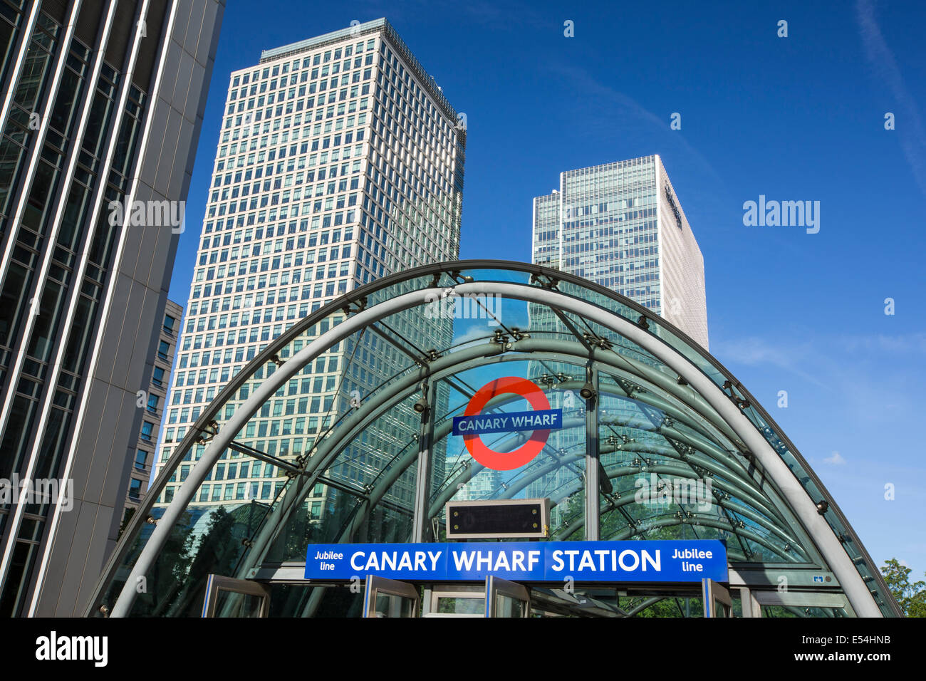 Les banques du Canary Wharf, London, UK et le Canary Wharf Docklands Light Railway station. Banque D'Images