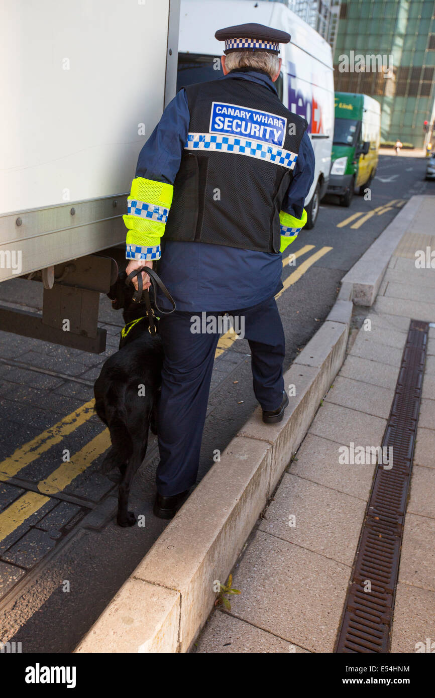 Un chien renifleur contrôle de camions pour entrer dans les banques des bombes Canary Wharf, London, UK. Banque D'Images