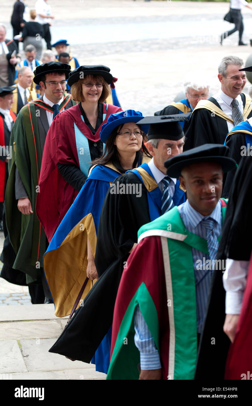 Procession d'universitaires, l'Université de Coventry le jour de graduation à la cathédrale de Coventry, England, UK Banque D'Images