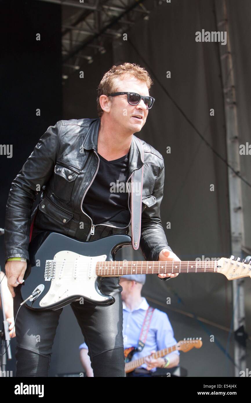 Shane Richie en spectacle avec son groupe, le Prélude, sur la scène principale de Guilfest 2014. Shane Richie fidèlement Alfie Moon dans Eastenders. Banque D'Images