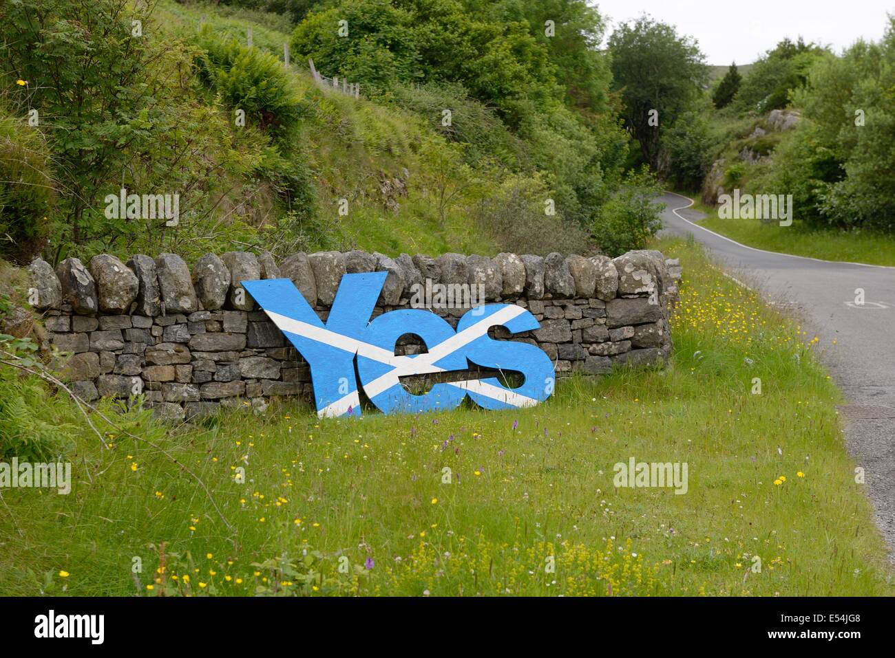 Les habitants de l'île montrent leur soutien pour un vote oui pour l'indépendance écossaise. Ce panneau fait maison a été exposé en bord de route sur Barra, Outer Hebrides, Écosse Banque D'Images