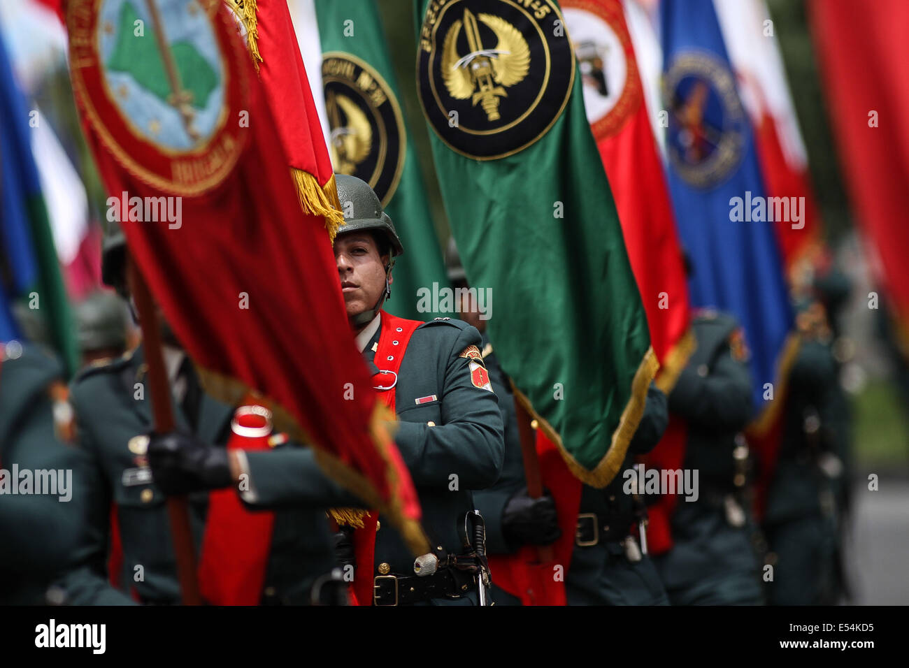 Bogota, Colombie. 20 juillet, 2014. Un officier des forces militaires est titulaire d'un drapeau pendant le défilé militaire annuel pour la célébration de l'indépendance, dans la ville de Bogota, capitale de la Colombie, le 20 juillet 2014. Credit : Jhon Paz/Xinhua/Alamy Live News Banque D'Images