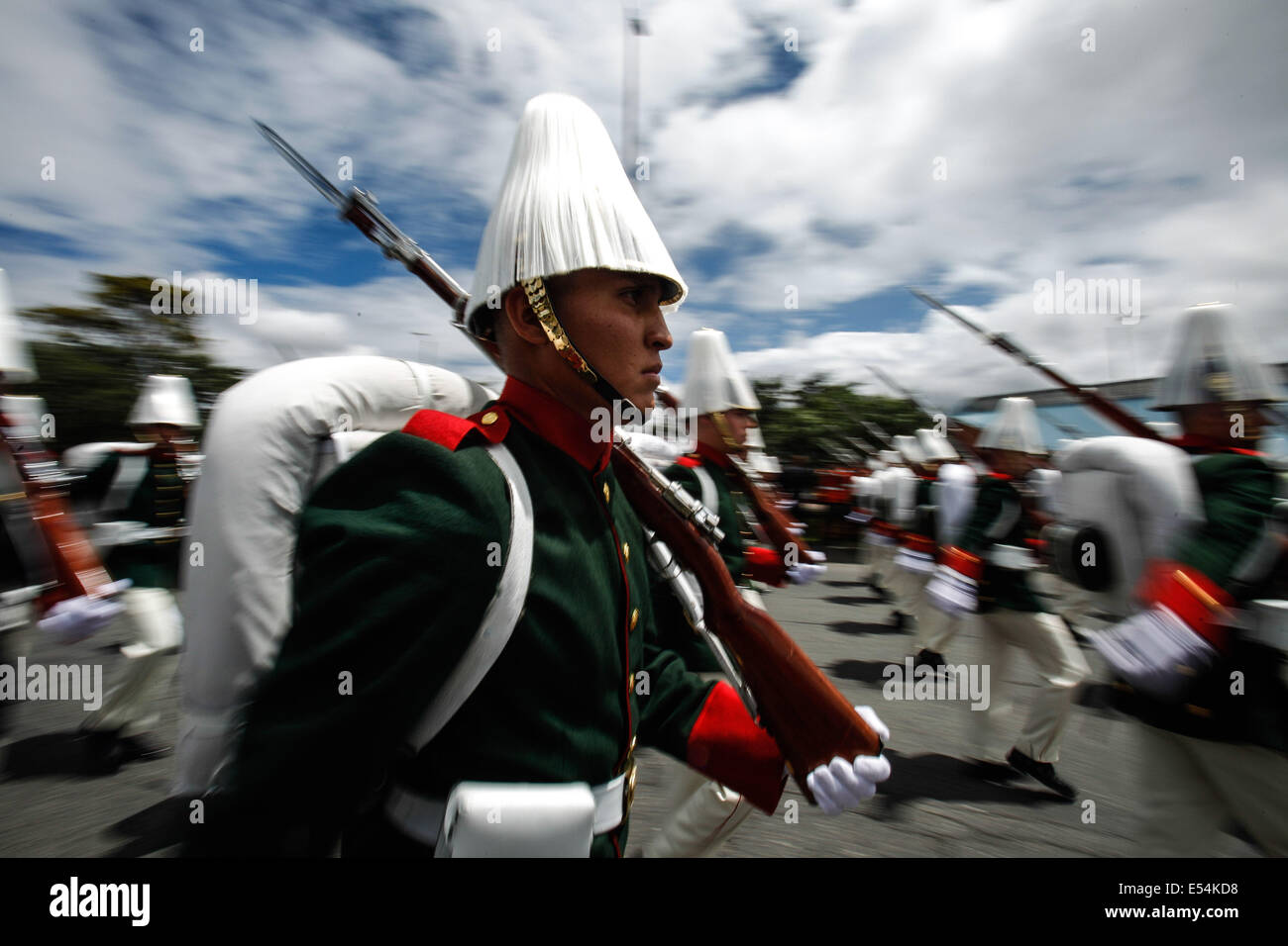 Bogota, Colombie. 20 juillet, 2014. Un cadet de l'Armée prend part à la parade militaire annuelle pour la célébration de l'indépendance, dans la ville de Bogota, capitale de la Colombie, le 20 juillet 2014. Credit : Jhon Paz/Xinhua/Alamy Live News Banque D'Images