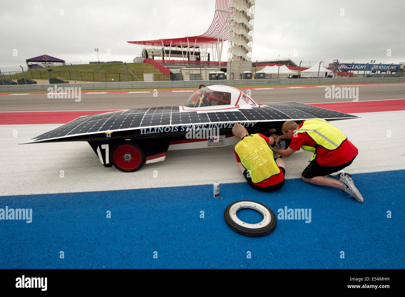 Les membres de l'équipe d'état de l'Illinois changer un pneu plat pendant les courses de qualification pour le 1 700-mile American Solar Challenge event Banque D'Images